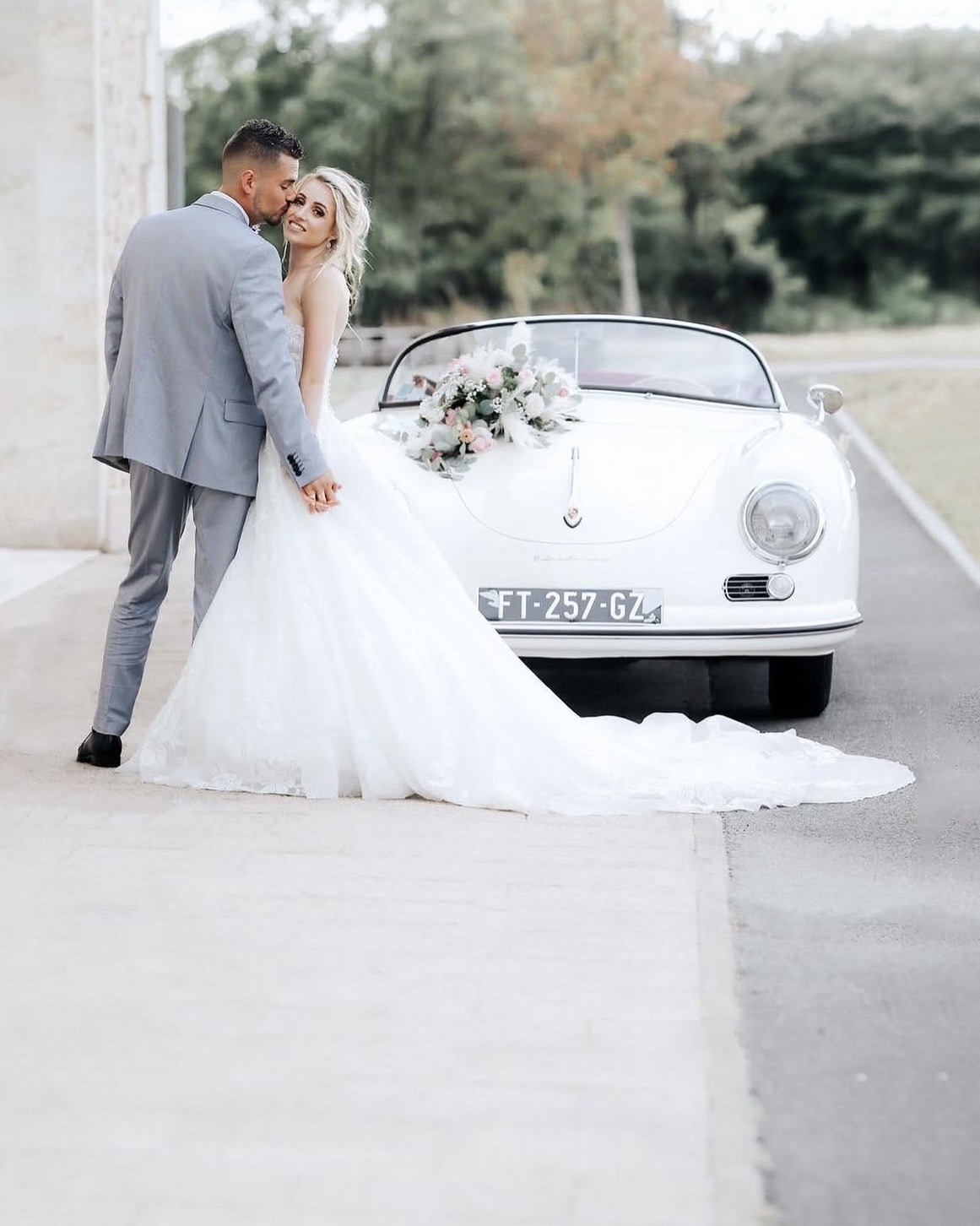 Mariée et marié devant une voiture vintage