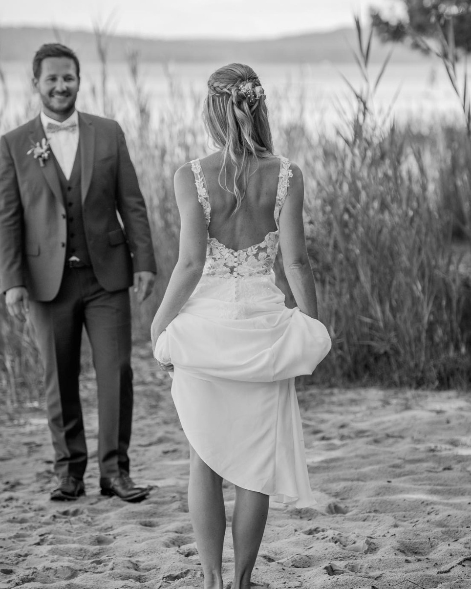Mariée et marié au bord de l'eau, noir et blanc