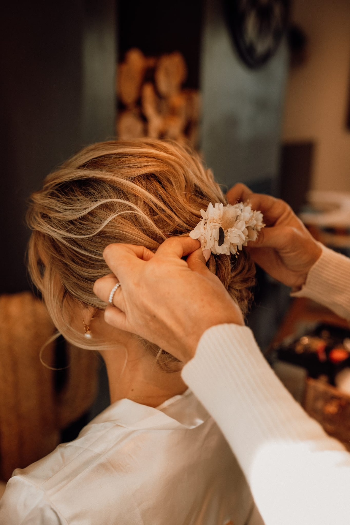 Coiffure de mariée avec fleurs séchées, réalisée par Aurore Guignot